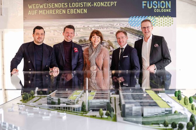 Gruppenbild vor Modell der Multi-Level-Logistikanlage