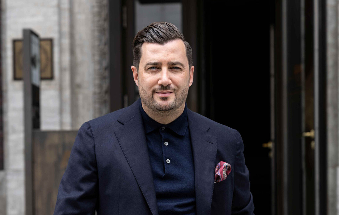 Portrait Navid Thielemann, CEO der ThielemannGroup, vor einem Gebäude