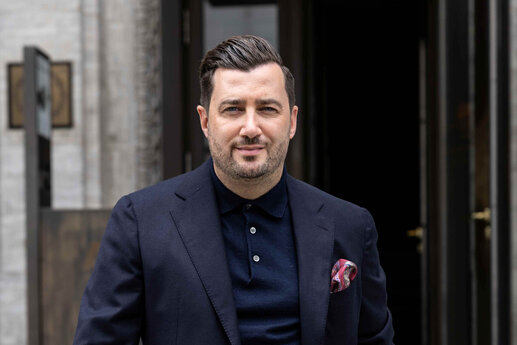 Portrait Navid Thielemann, CEO der ThielemannGroup, vor einem Gebäude 