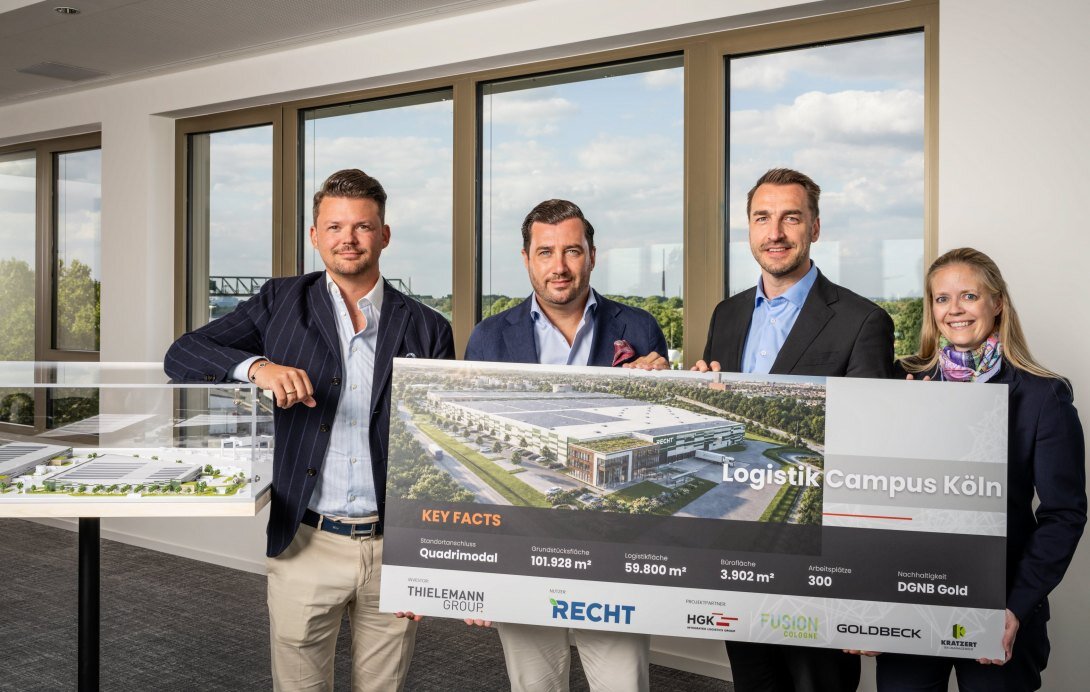 Startsignal für den neuen Logistik-Campus in Köln (von links): Christian Karl Flick, Navid Thielemann, Steffen Bauer und Lisa Hirsch präsentieren das gemeinsame Projekt. Christian Karl Flick, COO der ThielemannGroup und CEO der RECHT Logistik Gruppe, Navid Thielemann, CEO der ThielemannGroup, Steffen Bauer, Vorstandsvorsitzender und CEO der HGK AG, und Lisa Hirsch, Geschäftsführerin der Fusion Cologne GmbH, präsentieren das gemeinsame Projekt.
