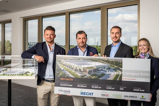 Christian Karl Flick, COO der ThielemannGroup und CEO der RECHT Logistik Gruppe, Navid Thielemann, CEO der ThielemannGroup, Steffen Bauer, Vorstandsvorsitzender und CEO der HGK AG, und Lisa Hirsch, Geschäftsführerin der Fusion Cologne GmbH, präsentieren das gemeinsame Projekt.